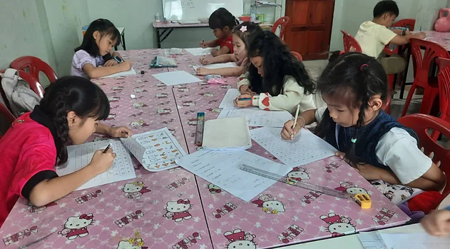 ห้องเรียนกลุ่มเล็ก น้อง ๆ ทำแบบฝึกหัดพร้อมกัน